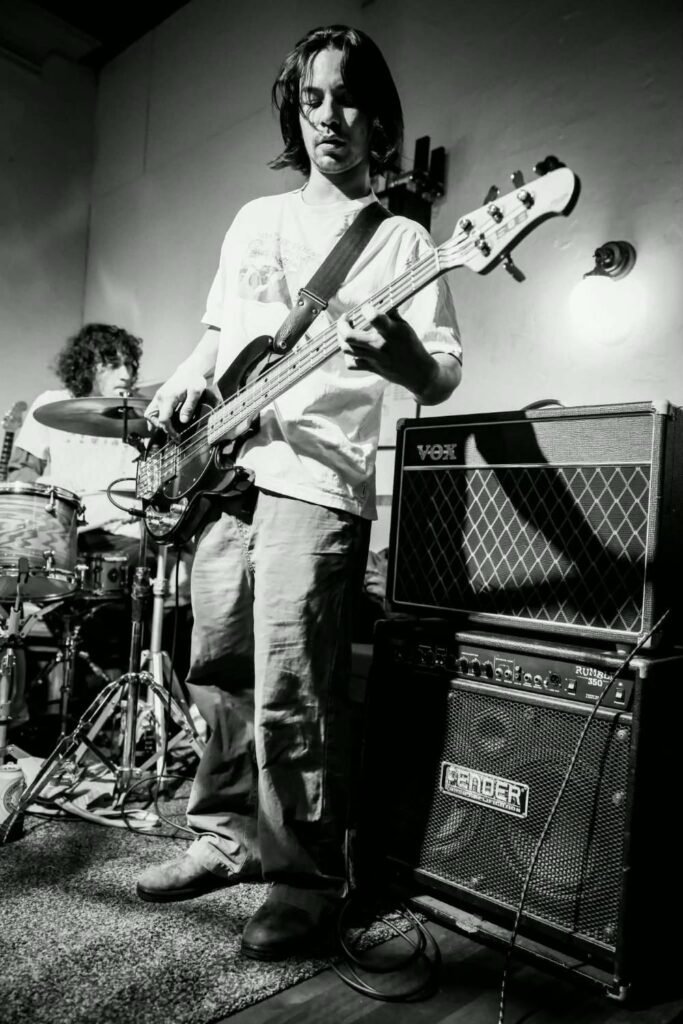 Cutthroat Kelly live: the bassist in front of the amps, drummer behind