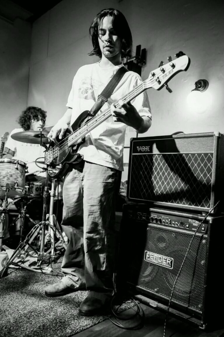 Cutthroat Kelly — Live, black and white