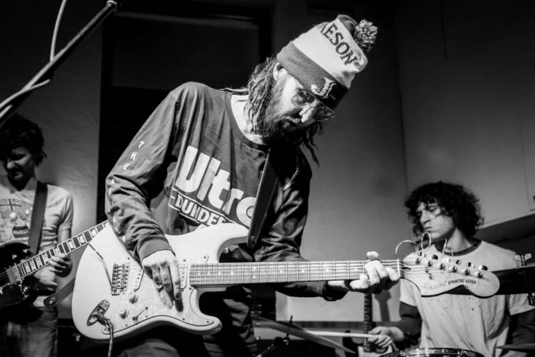 Cutthroat Kelly — Live, black and white